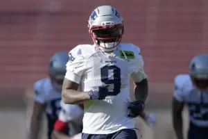 Sources: Patriots trading Boutte to Texans for Reed, draft pick