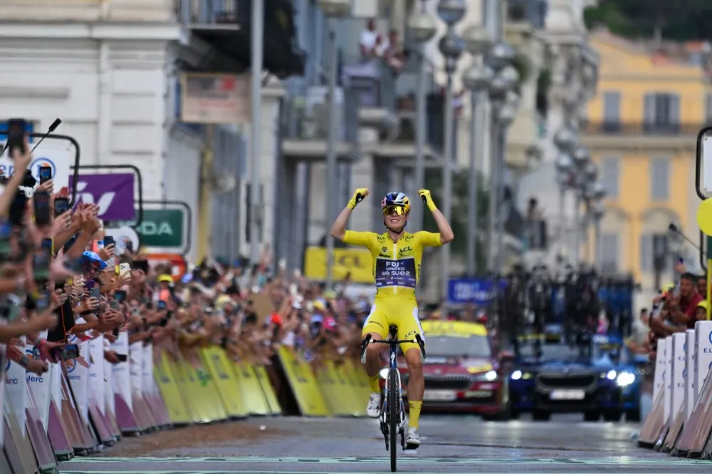 Netherlands' Demi Vollering celebrates as she crosses the finish line to win the ninth stage of the Women's Tour de France cycling race (Tour de France Femmes) in Nice, France, Sunday, Aug. 9, 2026. (AP Photo/Philippe Magoni)